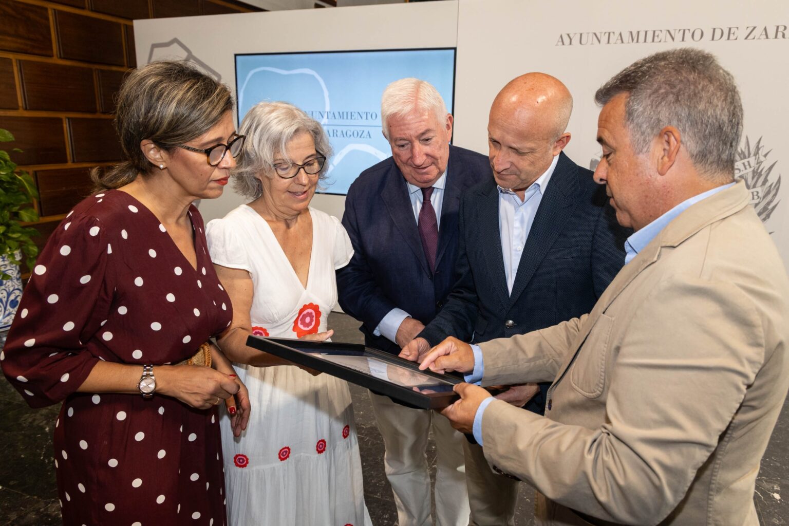 Miembros del consistorio durante acto de renovación del compromiso con la accesibilidad digital