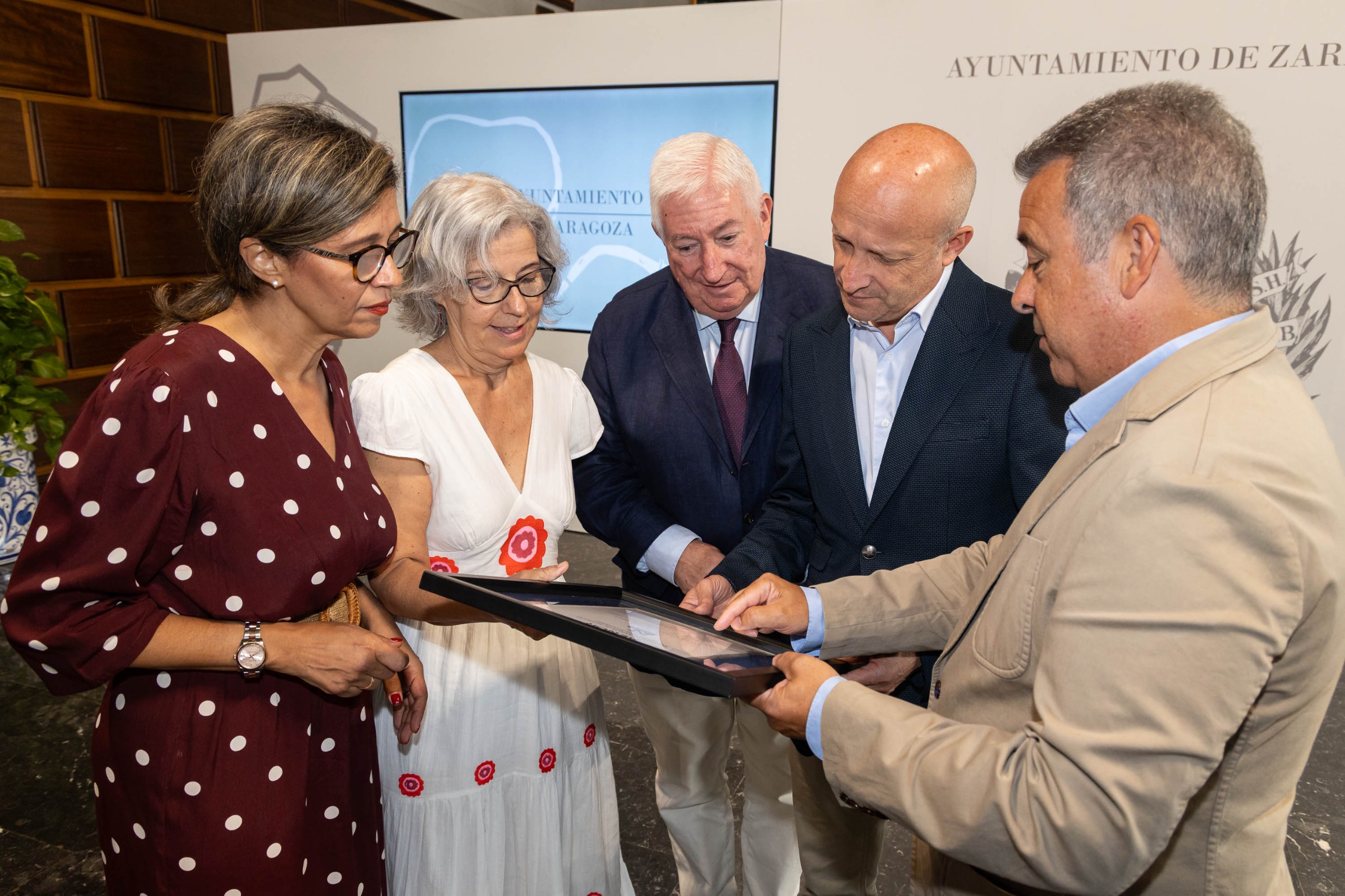 Miembros del consistorio durante acto de renovación del compromiso con la accesibilidad digital