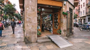 comercio local con rampa portatil