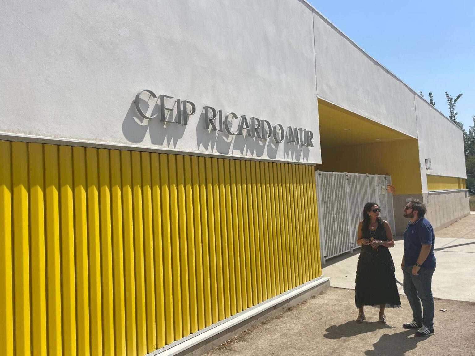 Vista del entorno del colegio Ricardo Mur en Casetas, Zaragoza, con la futura acera peatonal accesible junto al centro escolar.