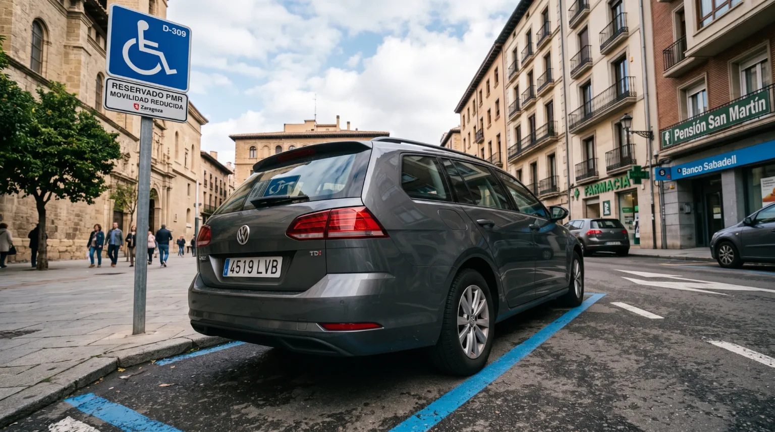 Plaza reservada con un coche aparcado