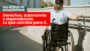 Titulo Ley 4/2026 sobre una foto de una mujer en silla de ruedas, de espaldas, sube una rampa urbana con barandillas.