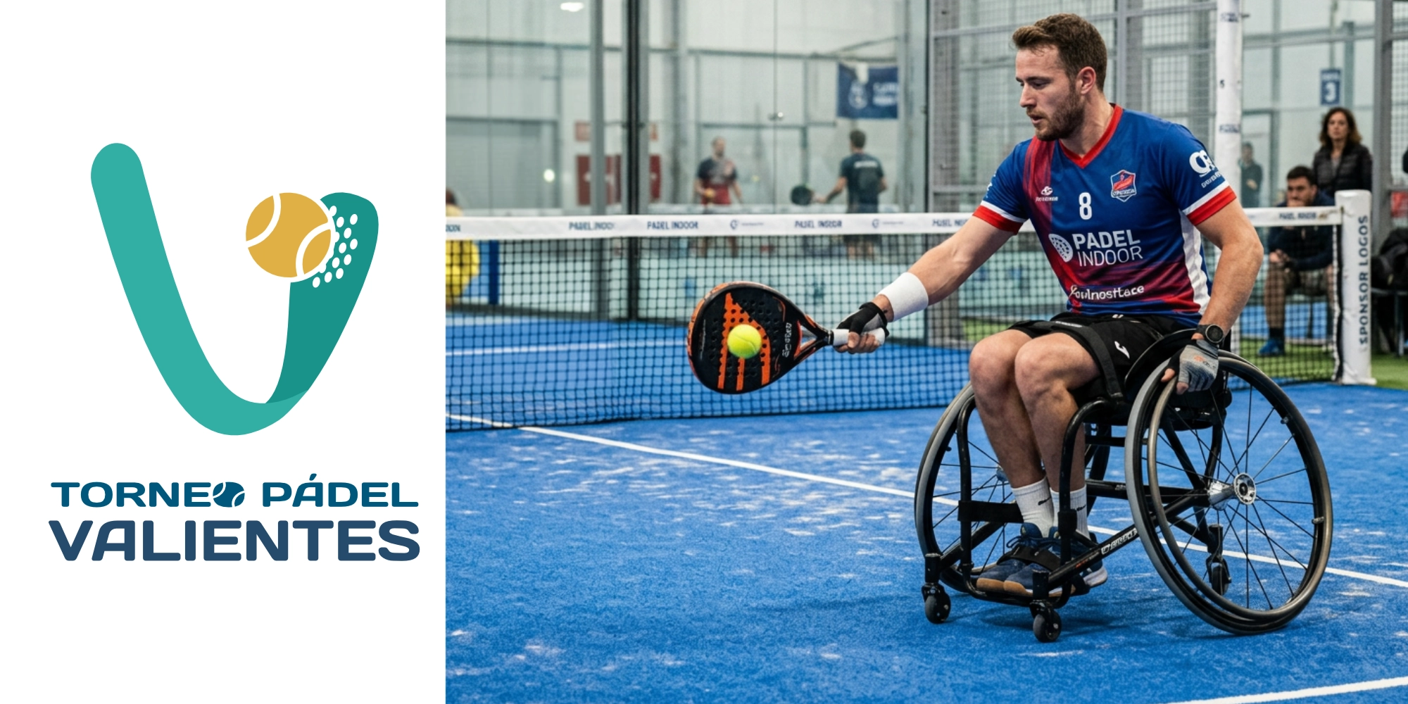 Jugador de pádel adaptado en silla de ruedas deportiva golpea la pelota con la pala en una pista de pádel cubierta.